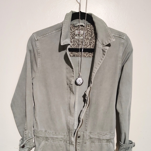 - FAHERTY SZ 6  OVERLAND  TWILL DISTRESSED OKIVE GREEN ZIP UP JUMPSUIUIT $289 - Picture 9 of 14
